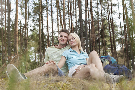 整个浪漫的年轻徒步旅行夫妇 在森林中放松图片