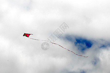 一个Kite飞过云天天空娱乐玩具风筝爱好喜悦飞行冲浪童年空气图片