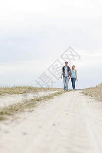 全长的年轻远足夫妇在田野路上行走闲暇娱乐地平线假期踪迹男性远足者休闲女朋友天空图片