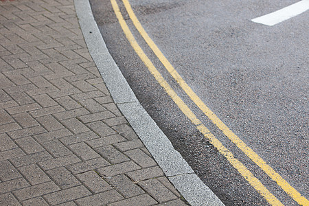 街头双黄双线行人英语交通路面文化标记道路路线图片