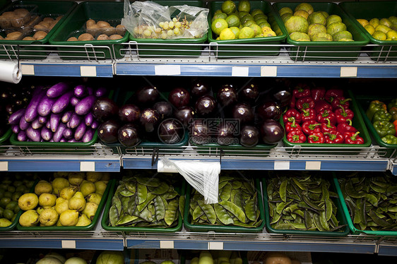 杂货店展示的水果和蔬菜种类繁多图片