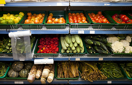 杂货店货架上的各种蔬菜图片