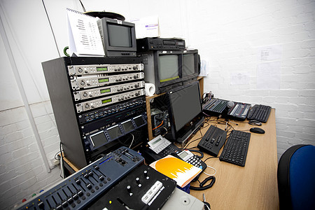 电视演播室的计算机和电机设备图片