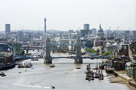 伦敦塔桥和圣保罗斯高楼图片