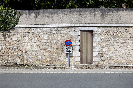 石墙上没有停车标志路标街道方向警告符号箭头交通指导图片