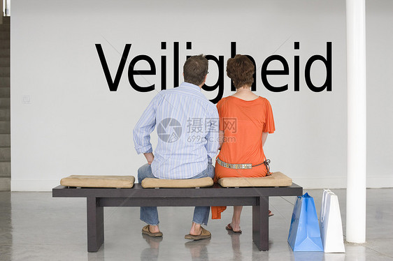 阅读荷兰文“Veiligheid”(安全)并思考一下的一对夫妇观点图片