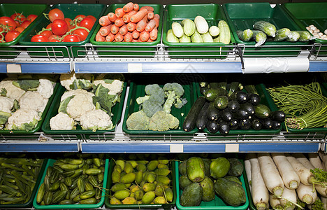 在超市展示的蔬菜种类繁多图片