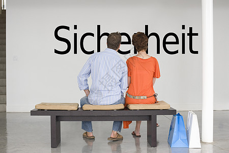 阅读德文“Sicherheit”(安全)和考虑安全问题的一对夫妇观点图片