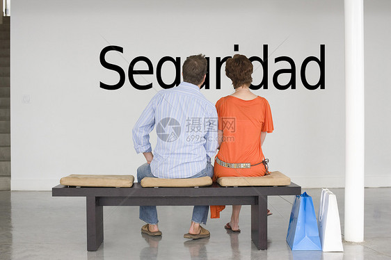 阅读西班牙文“seguuridad”(安全)的一对夫妇观点图片