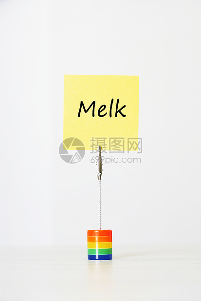 用荷兰文“Melk”(牛奶)剪贴到多色卡持有人的粘贴纸纸图片