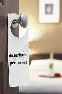 请在旅馆门上挂上意大利文本“扰乱任何优惠”(请打扰)的签名图片