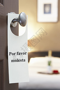 在酒店房间门上挂有西班牙文文本的签名图片