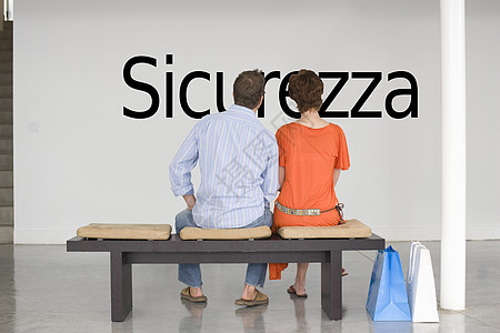 阅读意大利文本“Sicorezza”(安全)并思考未来安全问题的一对夫妇观点图片