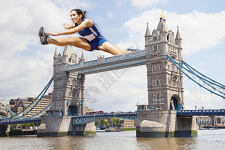 女运动员游荡塔大桥图片