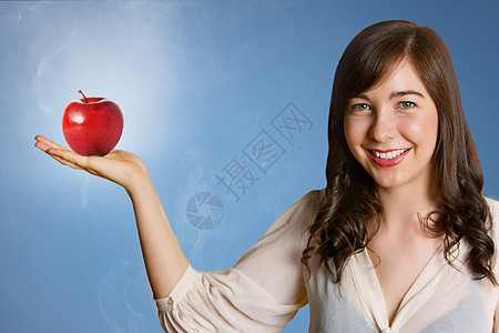 怀着红苹果的美丽年轻女子图片