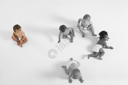 从高角度观察女婴在地板上爬爬的其他婴儿的情况图片