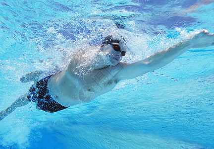 职业男性运动员在游泳池游泳的水下弹射活力闲暇精神气泡泳帽泳镜手臂娱乐男士车道图片