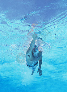 职业男性运动员在游泳池游泳的水下弹射中年人成人精神男士挑战赛车活力闲暇奉献运动图片