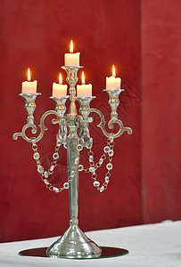 银色经典烛台在红色上被孤立材料金属古董白色灰色艺术持有者蜡烛图片