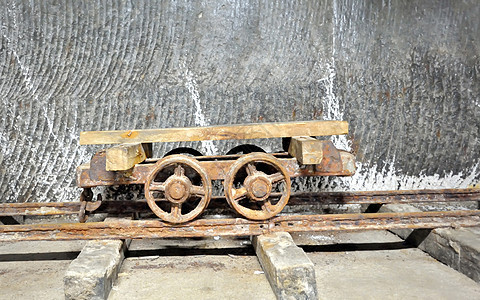 盐矿里面的旧马车开发运输矿物木头车皮探索车轮图片