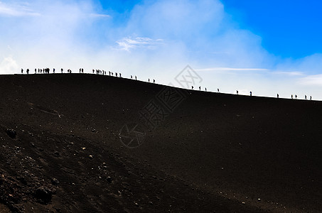 在火山山上徒步旅行的一群人图片