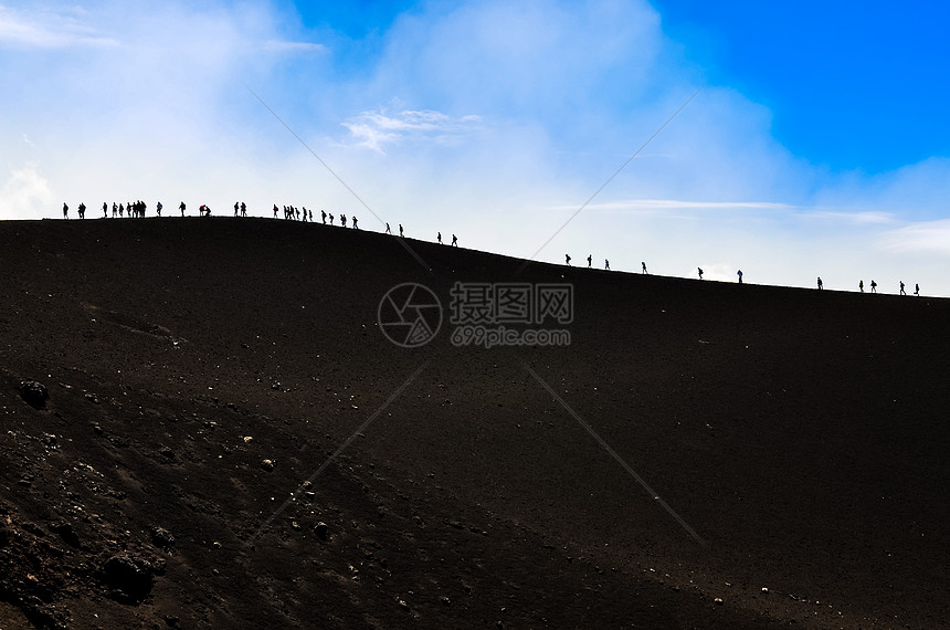 在火山山上徒步旅行的一群人图片