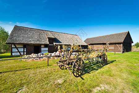 波兰老旧的农村谷仓和冲锋机     十九世纪运输乡村建筑学入口房子茅草古董木头木材屋顶图片
