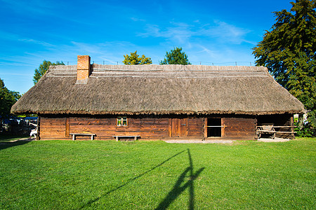 十九世纪波兰农村老旧家园家庭住宅建筑天空乡村屋顶房子烟囱窗户木头背景