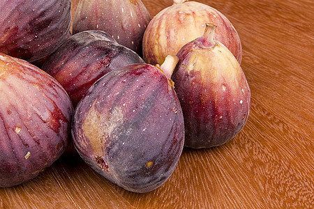 图果水果宏观热带木头市场绿色红色紫色种子棕色图片