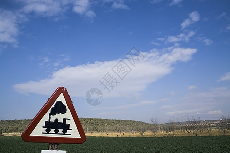 穿戴警示标志 无屏障 蓝色天空和云彩道路指示牌灌木丛文化使用者铁轨腹地基础设施安全路标图片