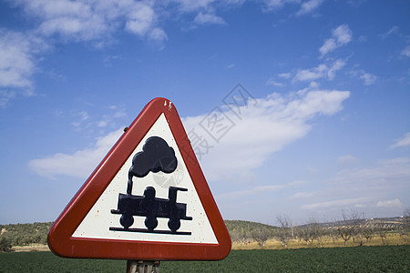 穿戴警示标志 无屏障 蓝色天空和云彩安全危险灌木丛农村路标指示牌铁轨文化树木腹地图片