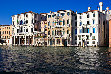 威尼斯蓝色渠道船夫城市历史性建筑学房子假期旅游游客图片