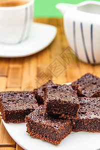 很多巧克力蛋糕甜点咖啡小吃正方形棕色盘子蛋糕美食可可巧克力图片