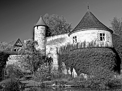 中世纪德国城市的城墙绿色之路黑色岗楼科学城堡怪人历史性象牙房子图片