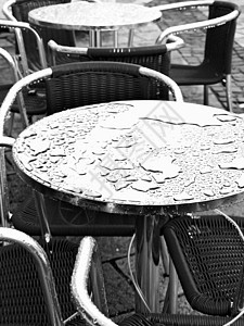 雨水中的啤酒园咖啡馆餐厅桌子空气下雨天气椅子图片