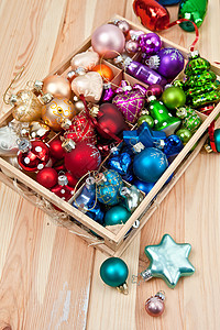 小盒子里装着圣诞露珠蓝色时候彩虹黄色运动紫色乡村绿色小玩意儿装饰图片