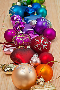 丰富多彩的圣诞露珠黄色时候紫色星形红色心形水平丝带乡村小玩意儿图片