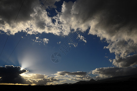 太阳光和云多云阳光上帝天气蓝色射线戏剧性晴天日落天空图片