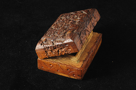 手工制造的古老原始木林盒惊喜礼物首饰手工盒盒子木材珠宝红色胸部案件图片