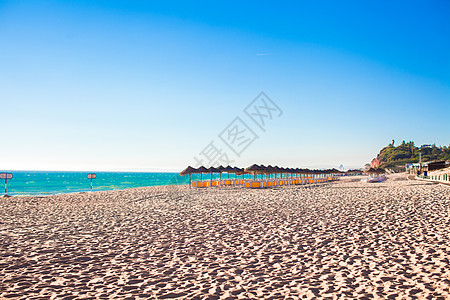 清晨在葡萄牙海岸的空沙滩上 有封闭的雨伞异国假期晴天情调场景闲暇日落风景海洋天空图片