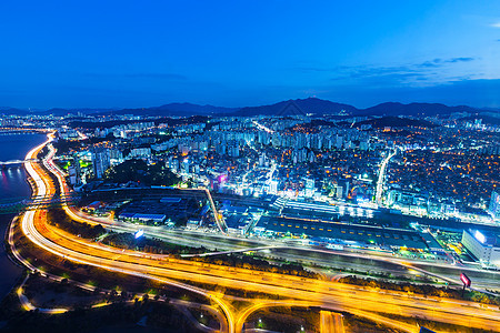 韩国首尔市风景在晚上市中心商业交通踪迹建筑公司天空住宅通道日落图片