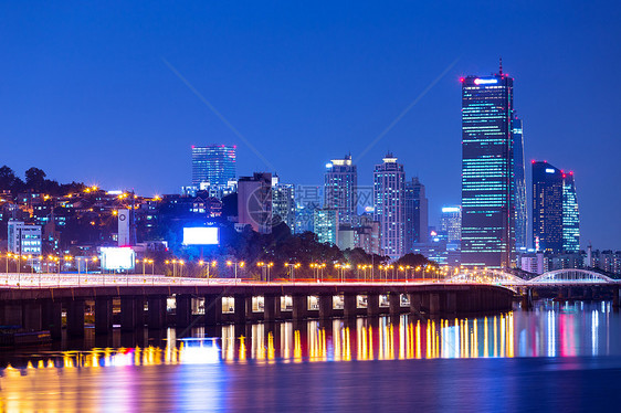 首尔晚上的城市风景天际景观金融日落建筑公司商业市中心天空住宅图片