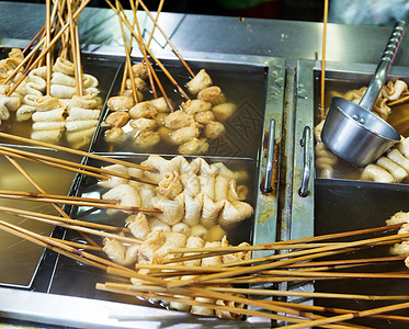 韩国当地食物 鱼蛋糕美食市场木头街道摊位肉丸小吃香料烹饪图片