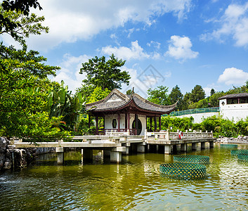 带有湖泊的传统中华建筑结构图片