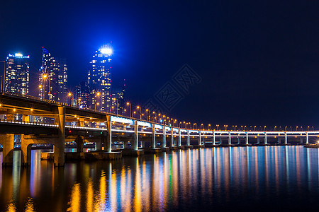 釜山市夜间金融天际建筑办公室住宅城市水营风景商业地标图片