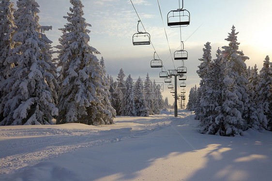 升起滑雪机薄雾缆车森林电缆山脉座位滑雪活动运动娱乐图片