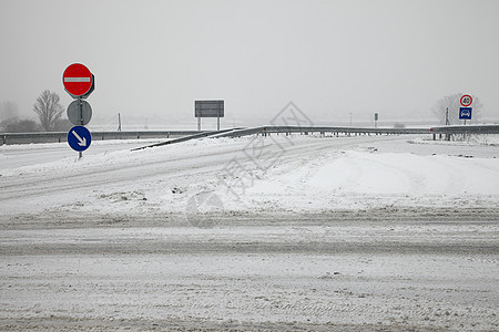 雪地高速公路障碍基础设施沥青交通状况运动过境商业主路路线图片