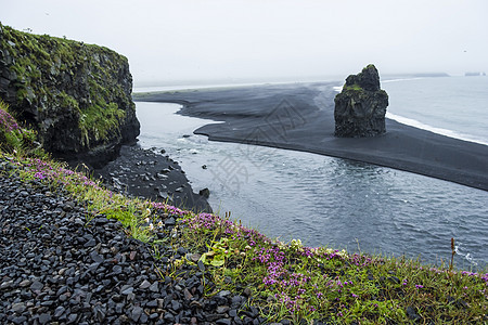 冰岛南海岸的黑火山沙子海浪观光泡沫海滩下雨海洋异国旅行海景假期图片