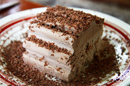 巧克力冰淇淋和加硬巧克力香气地面磨碎盘子冻结棕色食物甜点奶油图片