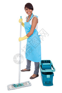 清扫时玩得开心的女人成人女性拖把清洁工主妇快乐家政女孩服务房子图片